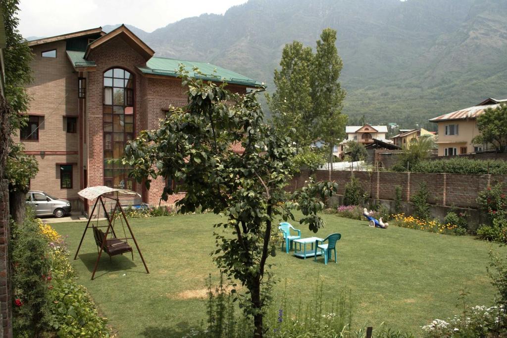 Hotel The Residency Srinagar Exterior photo
