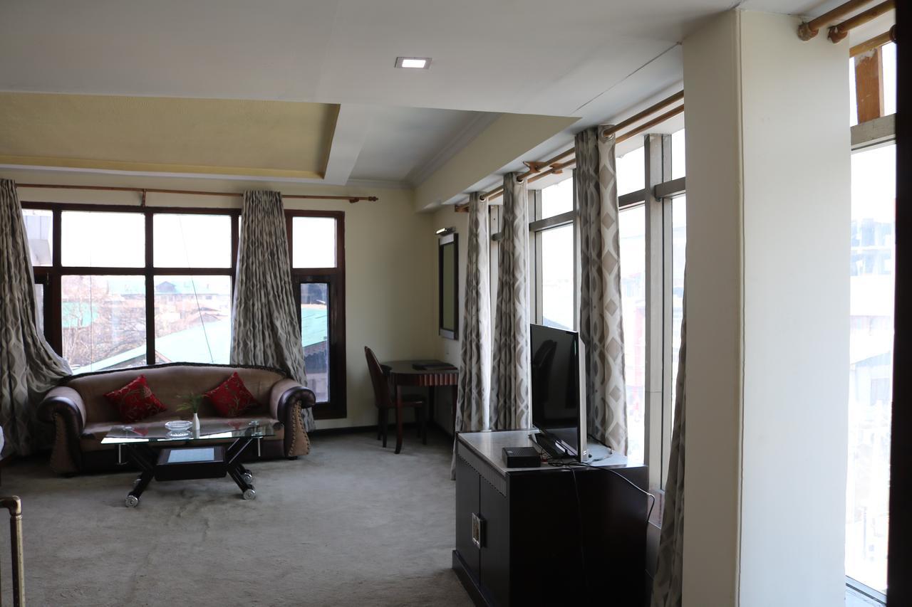 Hotel The Residency Srinagar Exterior photo