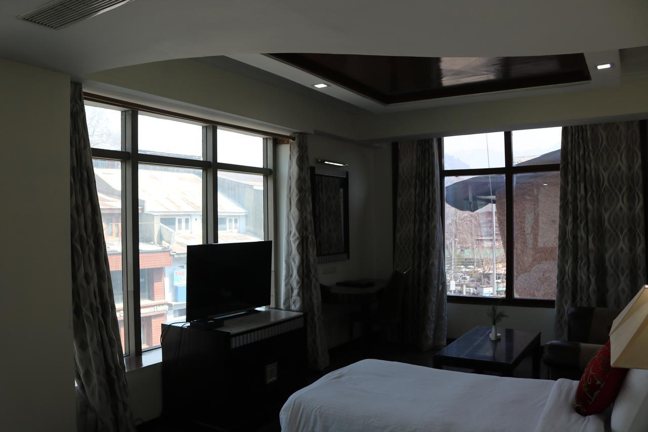 Hotel The Residency Srinagar Exterior photo