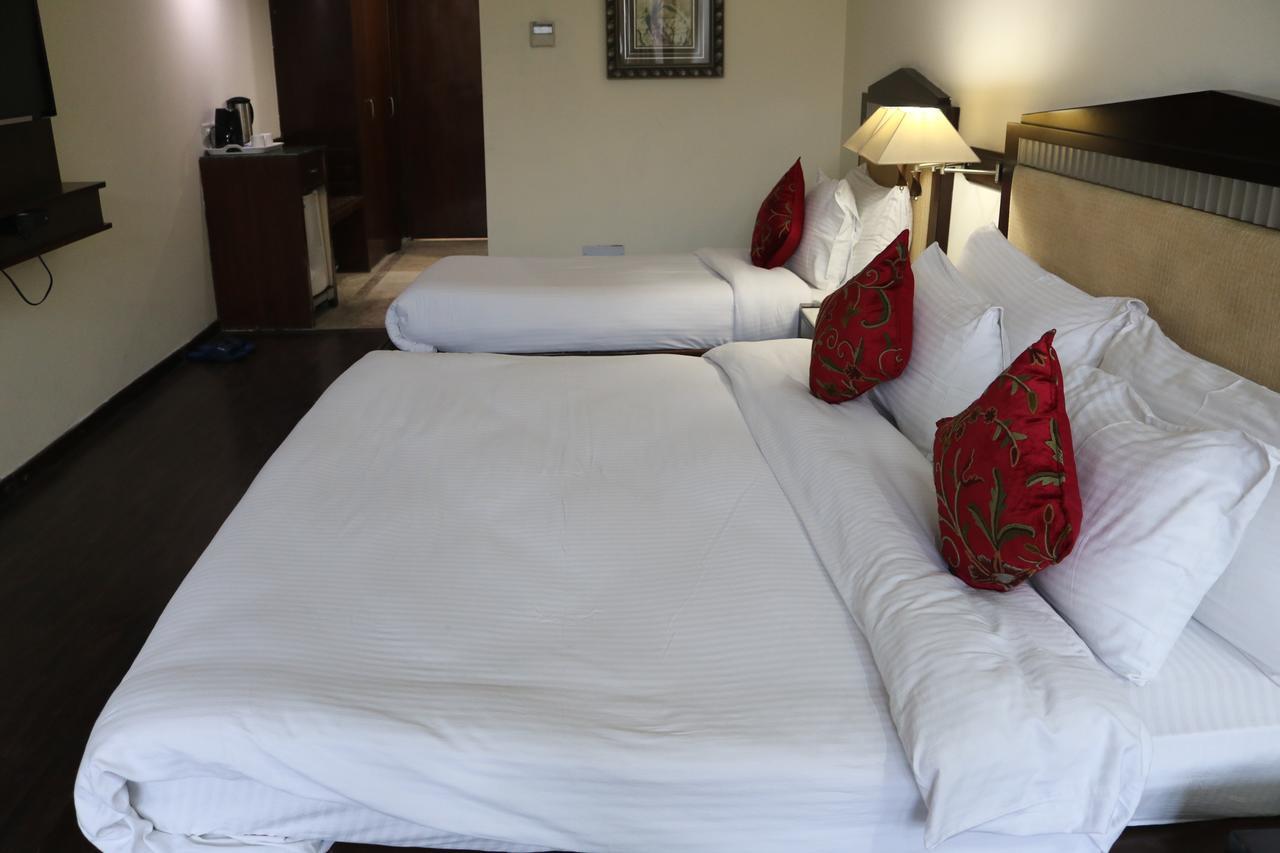 Hotel The Residency Srinagar Exterior photo